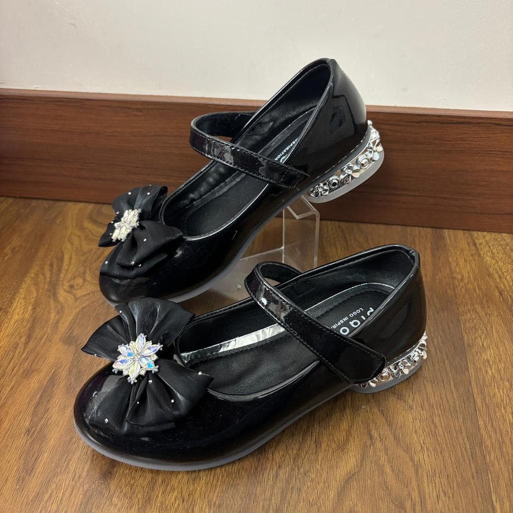 Gambar produk Mecer Kids ARHT 083 - Sepatu Anak Perempuan Mary Jane Elegan – Putih Mutiara dengan Pita & Lace, Nya