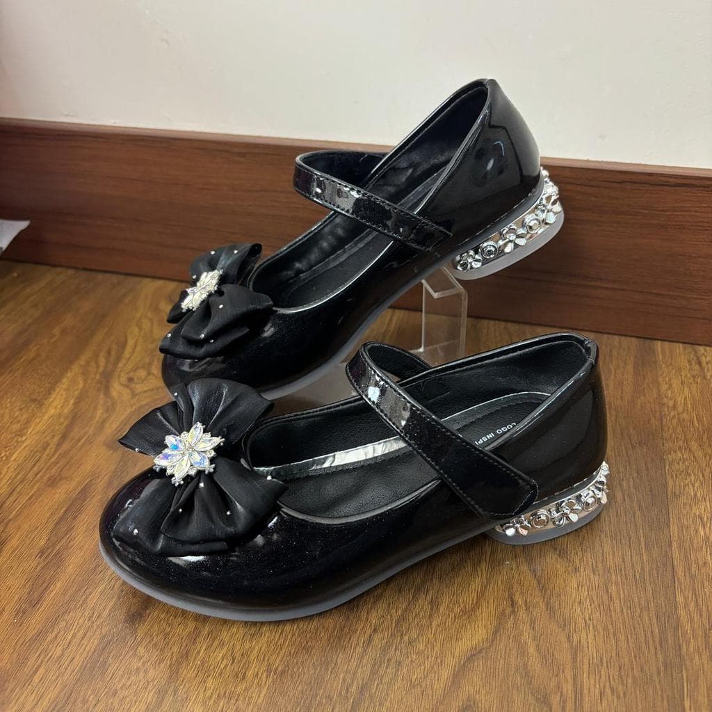 Gambar ke-5 produk Mecer Kids ARHT 083 - Sepatu Anak Perempuan Mary Jane Elegan – Putih Mutiara dengan Pita & Lace, Nya
